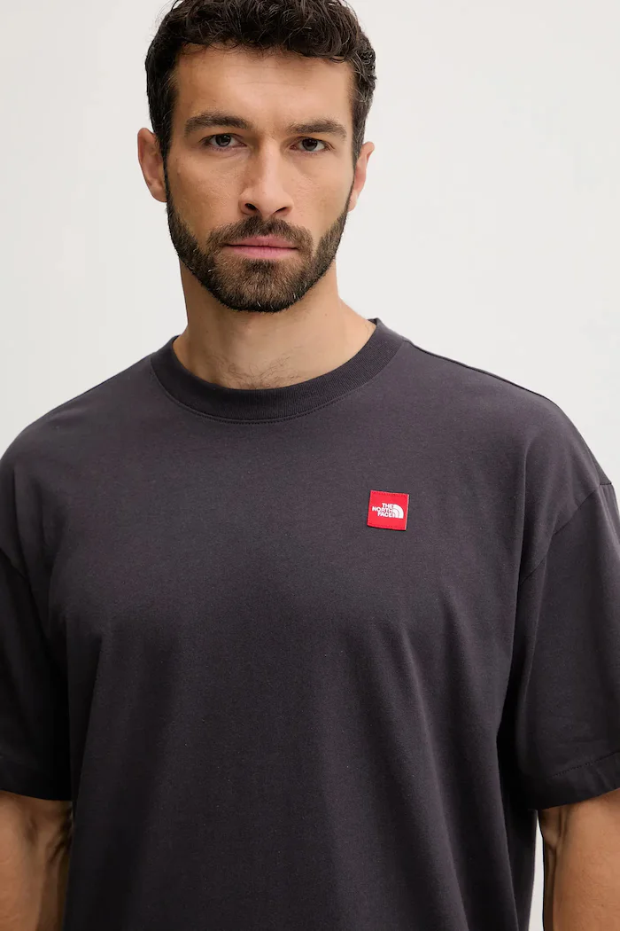 The North Face Памучна тениска Redbox в сиво с апликация NF0A8EG50SA1