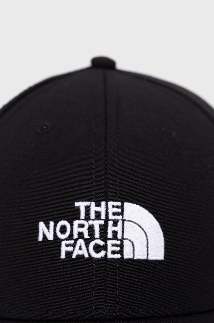 The North Face Шапка в черно с апликация