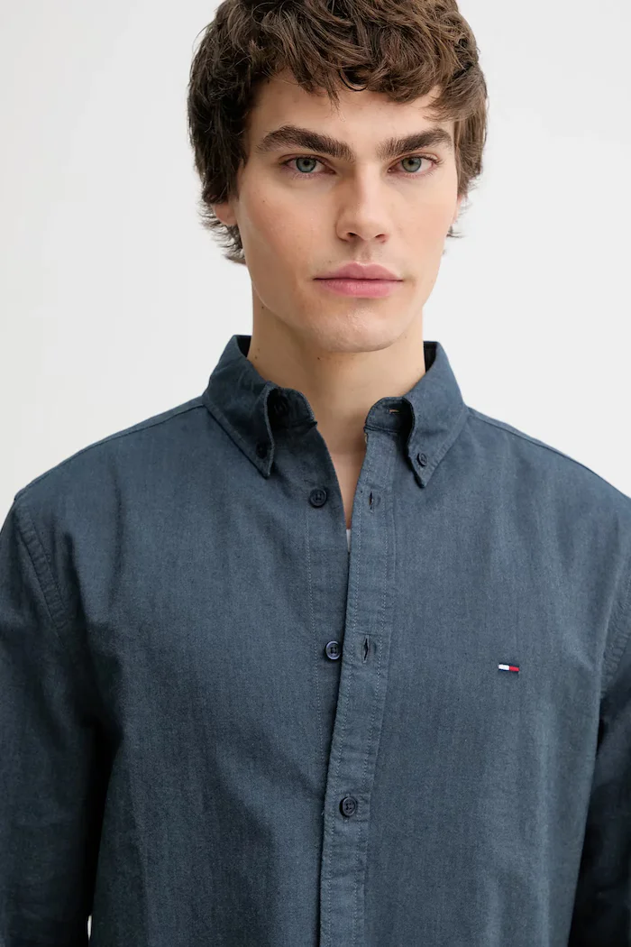 Tommy Jeans Памучна риза в тъмносиньо със стандартна кройка с яка с копче DM0DM22836