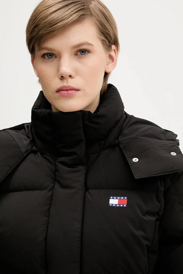 Tommy Jeans Пухено яке в черно зимен модел с уголемена кройка DW0DW21624
