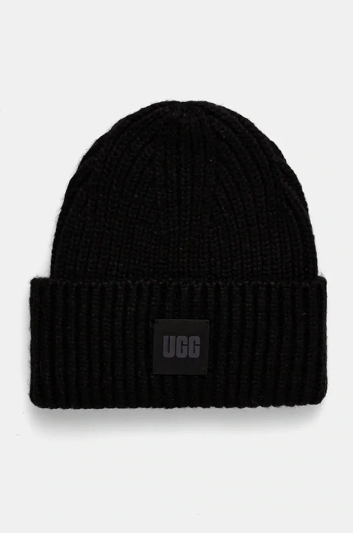 Ugg Шапка с вълна в черно от плътен трикотаж