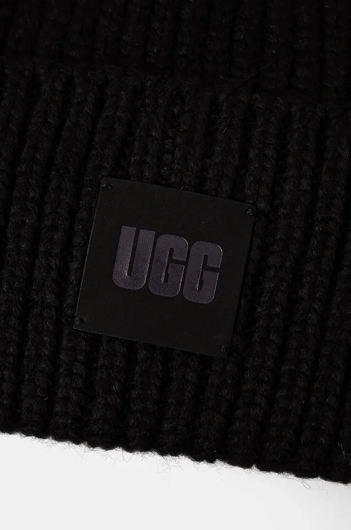Ugg Шапка с вълна в черно от плътен трикотаж