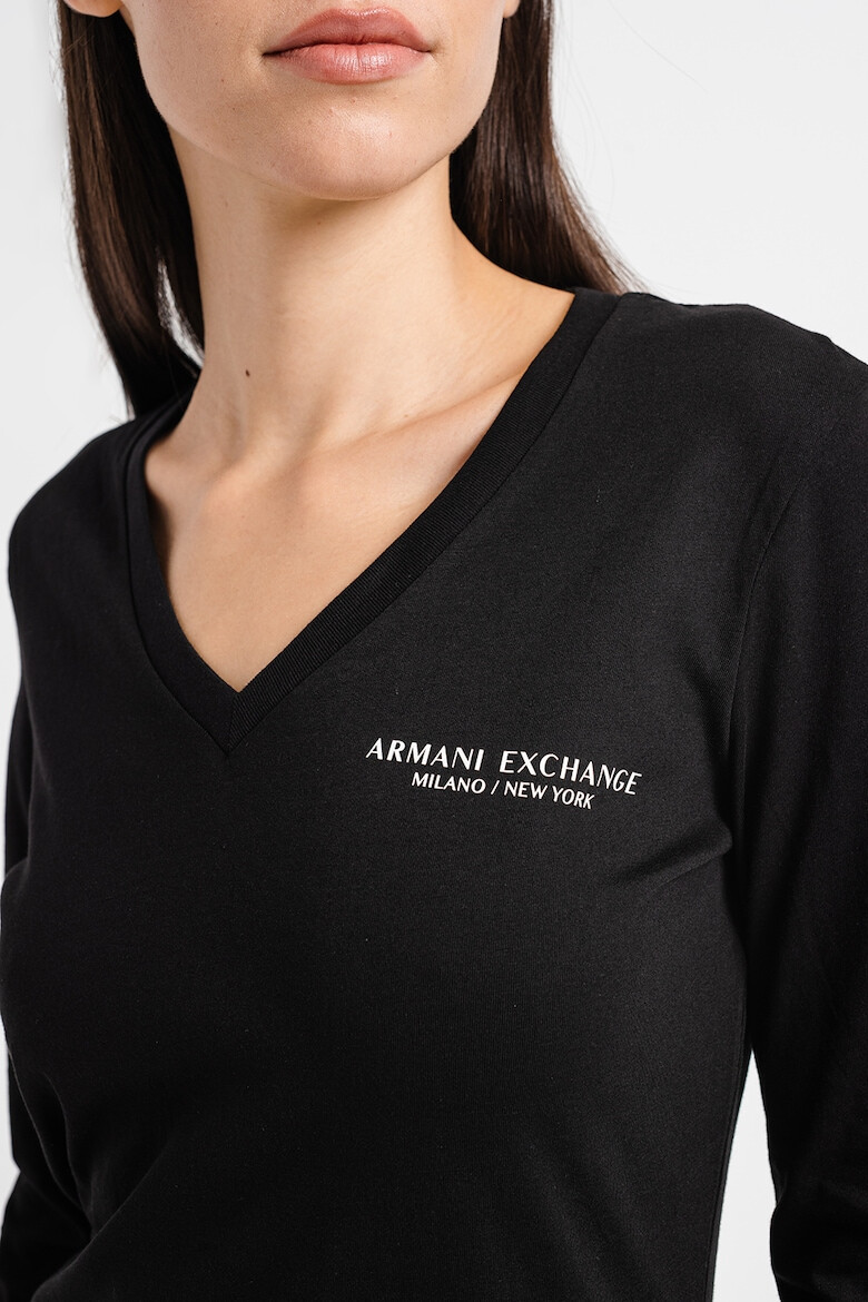 ARMANI EXCHANGE Блуза с шпиц деколте и лого - Pepit.bg