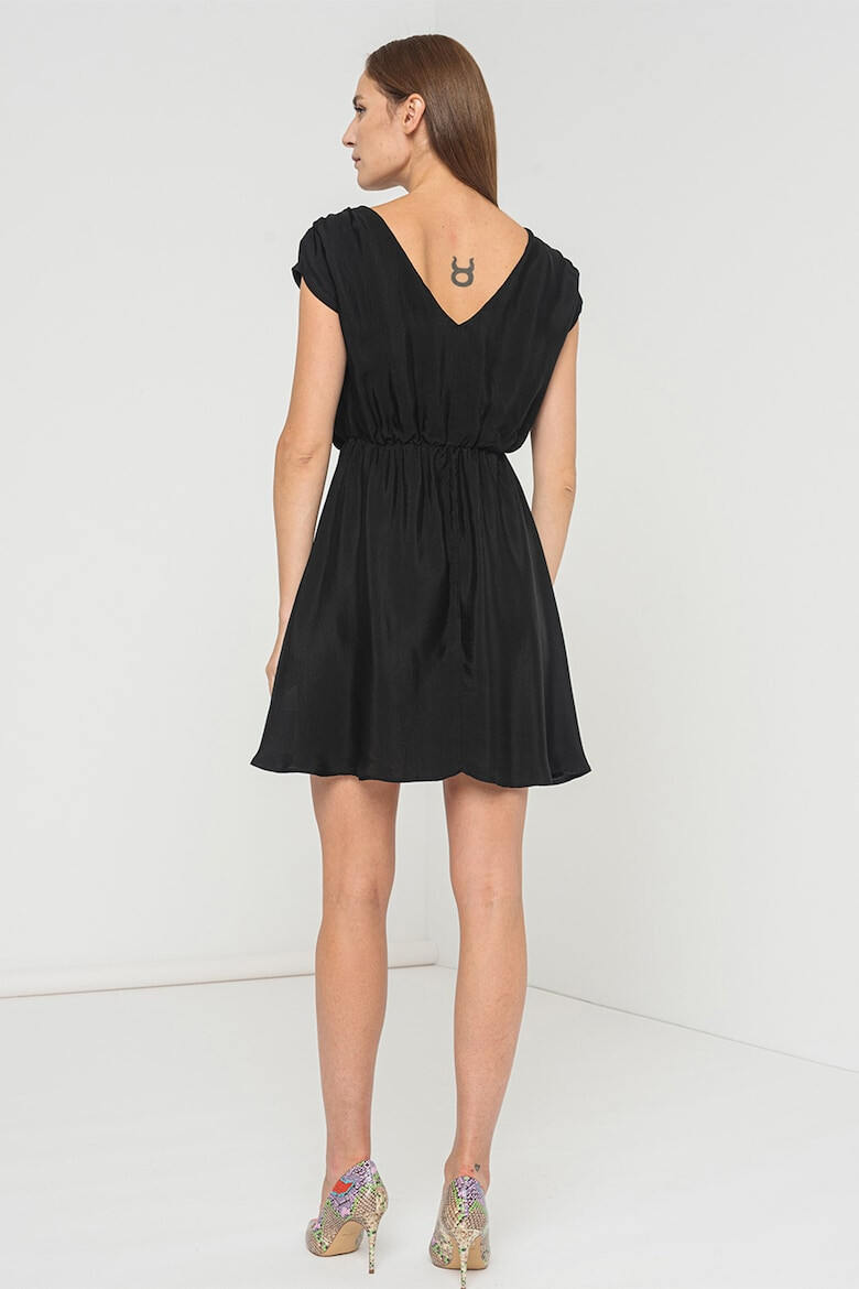 ARMANI EXCHANGE Ефирна рокля с шпиц на гърба - Pepit.bg