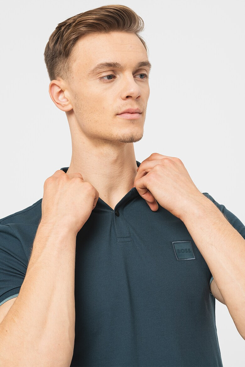 BOSS Вталена тениска Passertip с яка - Pepit.bg