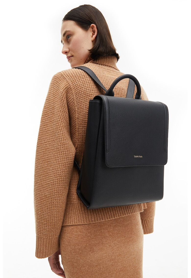 CALVIN KLEIN Раница Elevated от еко кожа с капаче - Pepit.bg