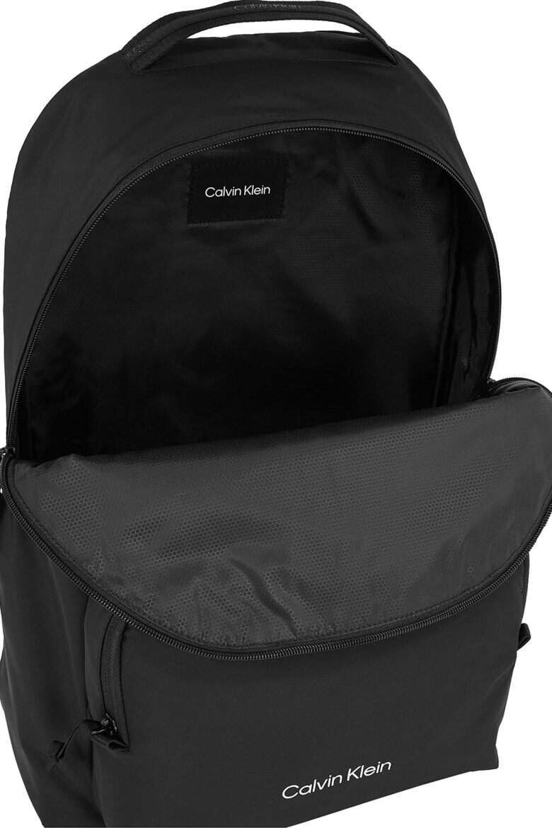 CALVIN KLEIN Раница с цип и джоб отпред - Pepit.bg
