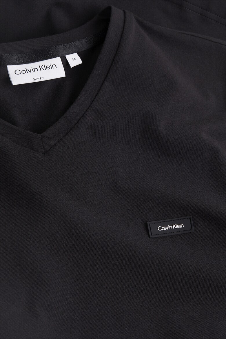 CALVIN KLEIN Слим тениска с шпиц - Pepit.bg