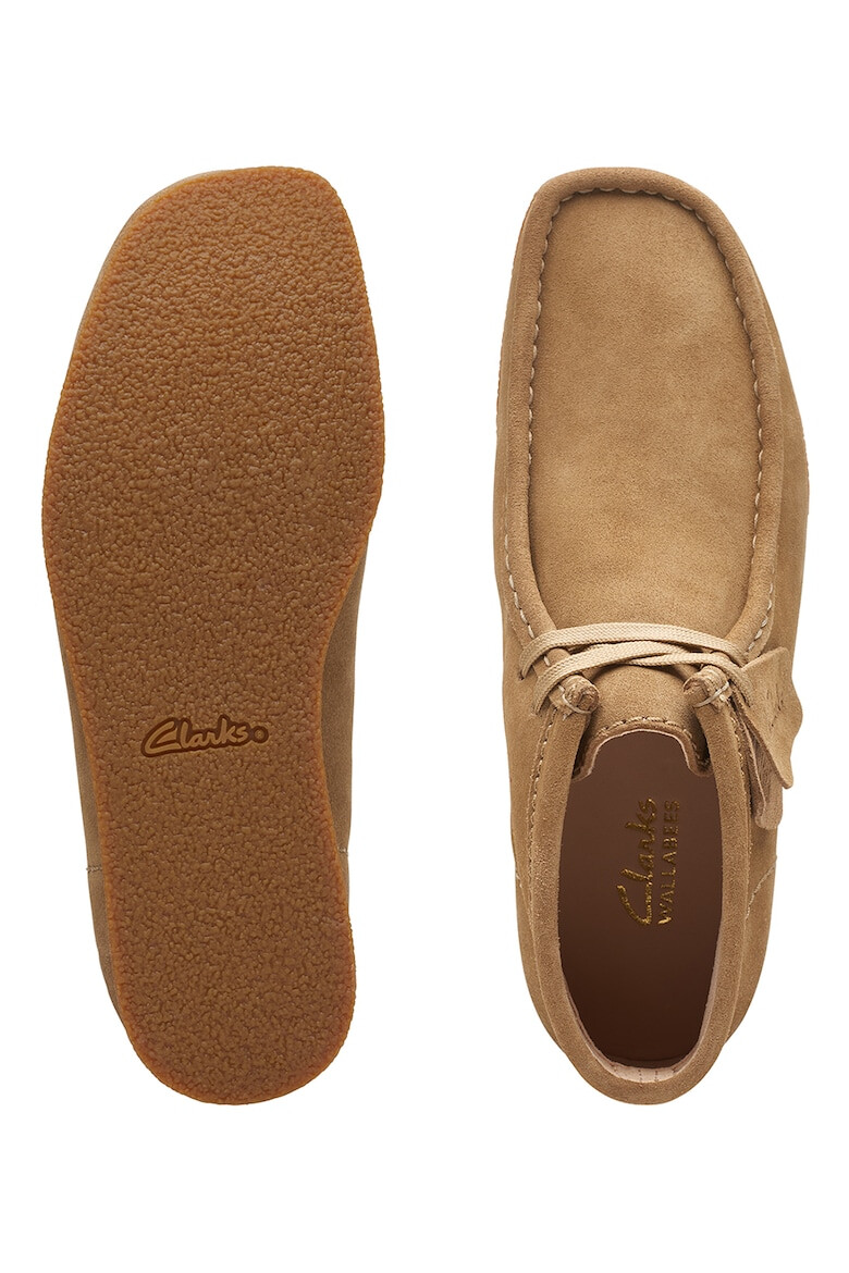 Clarks Велурени боти Wallabees с връзки - Карамел - Pepit.bg