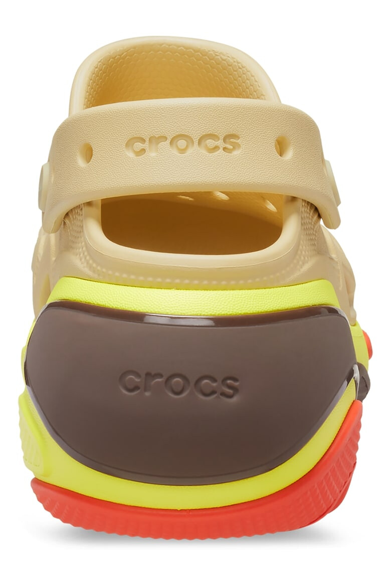 Crocs Полускосен крокс с каишка на петата и контрастна подметка - Pepit.bg