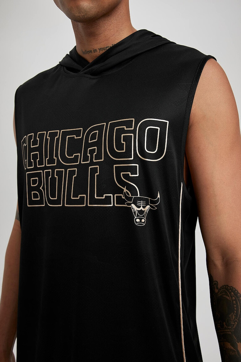 DeFacto Топ с качулка и щампа Chicago Bulls - без ръкави - Pepit.bg