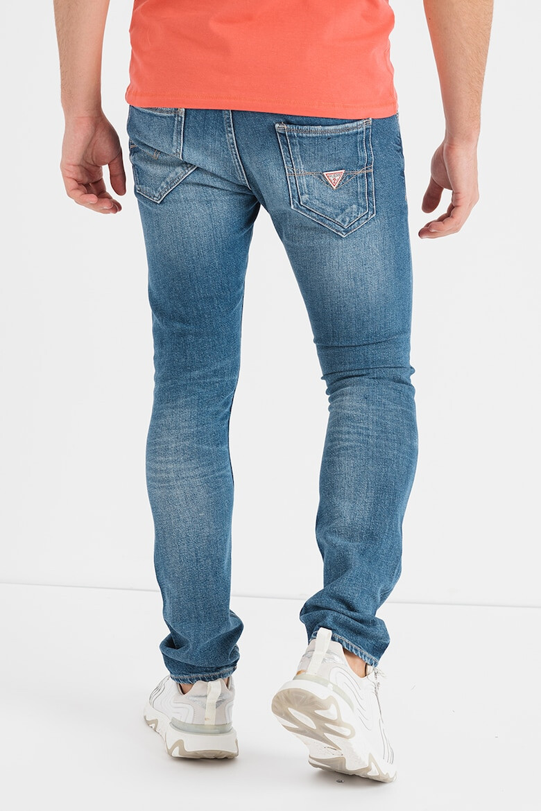 GUESS JEANS Дънки Miami по тялото със захабен ефект - Pepit.bg