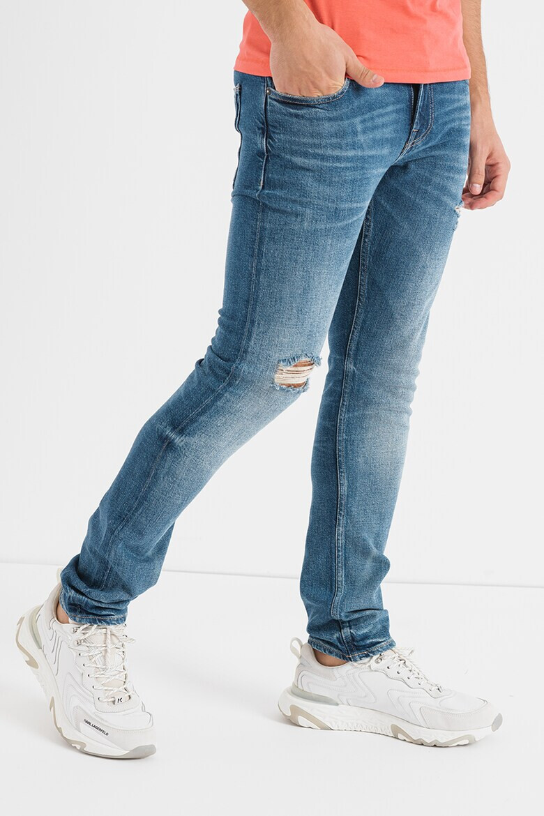 GUESS JEANS Дънки Miami по тялото със захабен ефект - Pepit.bg