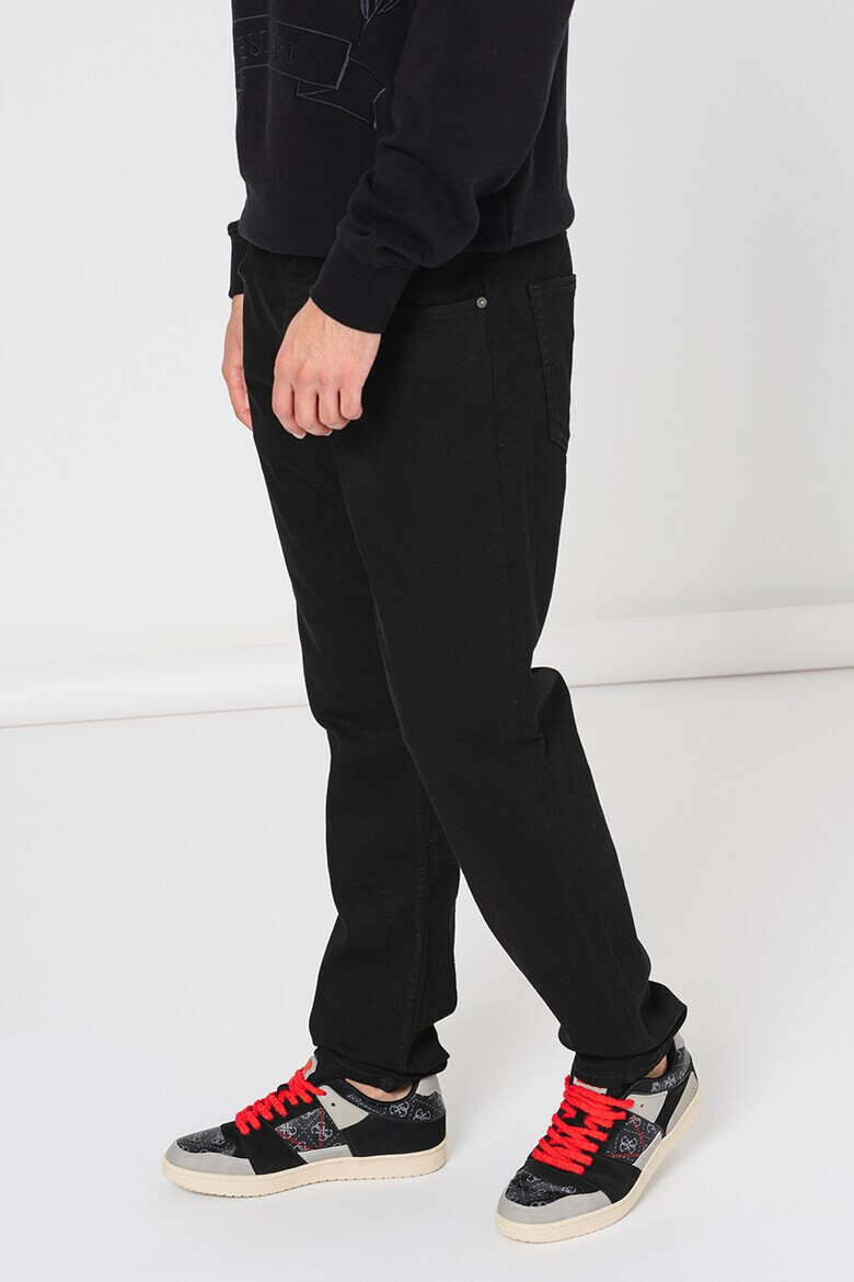 GUESS JEANS Дънки със стандартна кройка - Черен - Pepit.bg