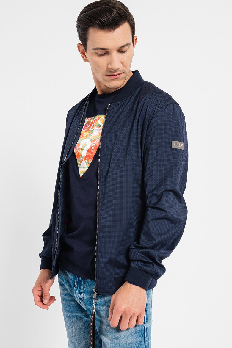 GUESS JEANS Непромокаемо бомбър яке с релеф - Pepit.bg