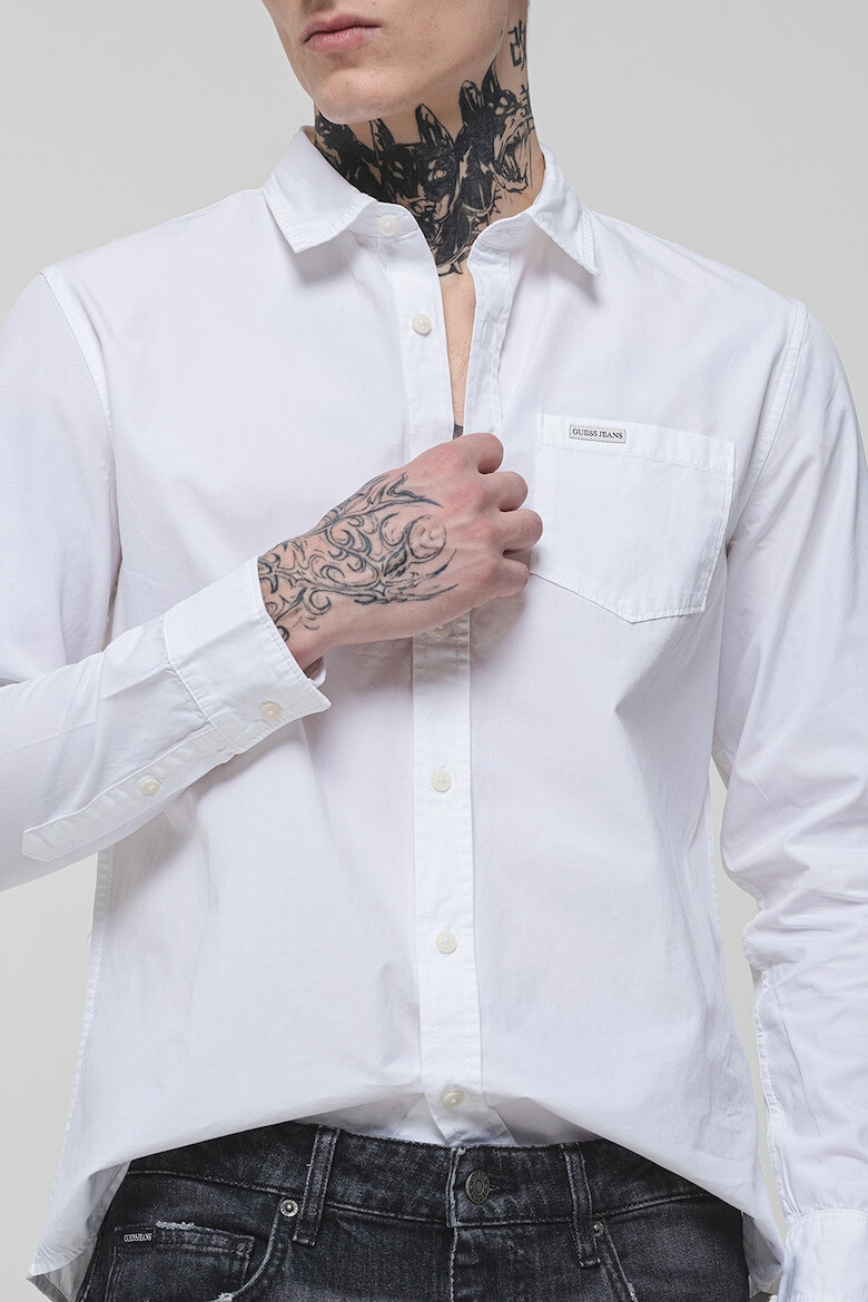 GUESS JEANS Памучна слим риза - Бял - Pepit.bg