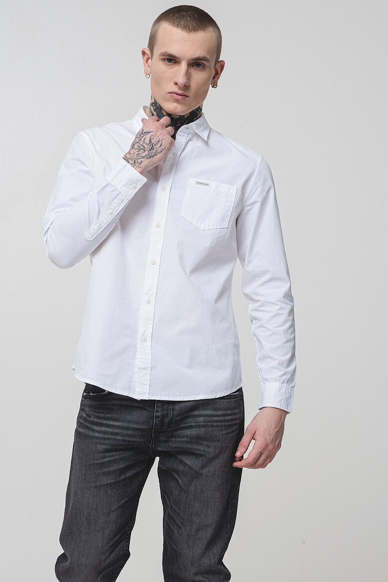 GUESS JEANS Памучна слим риза - Бял - Pepit.bg