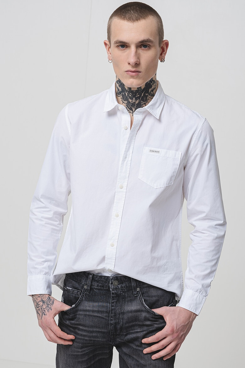 GUESS JEANS Памучна слим риза - Бял - Pepit.bg