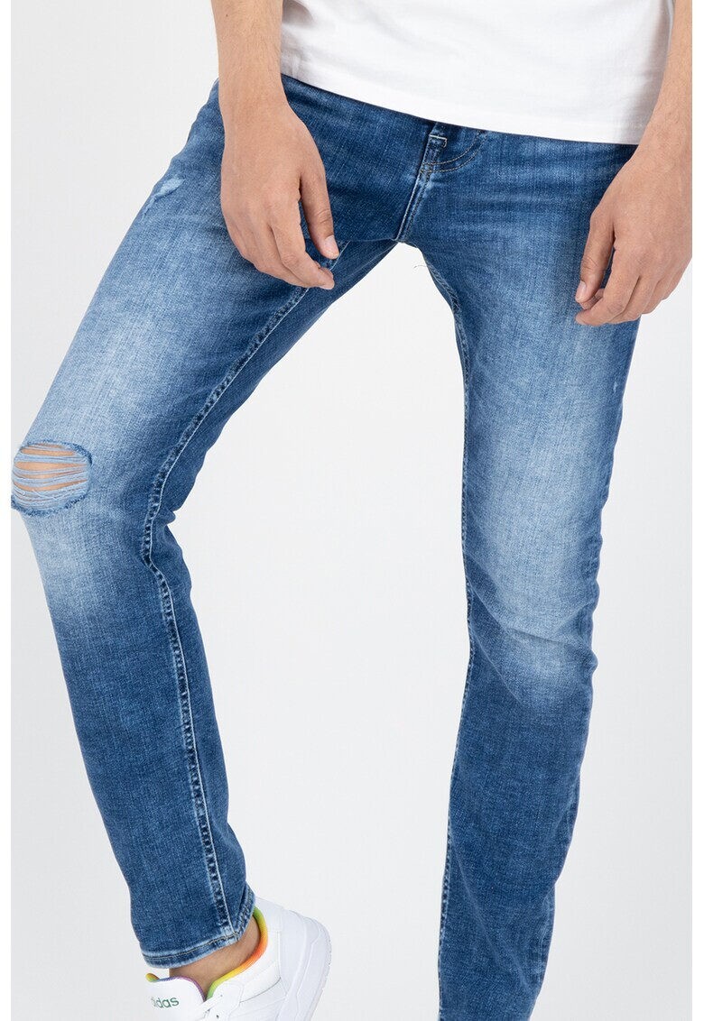 GUESS JEANS Прилепнали дънки Chris със захабен ефект - Pepit.bg