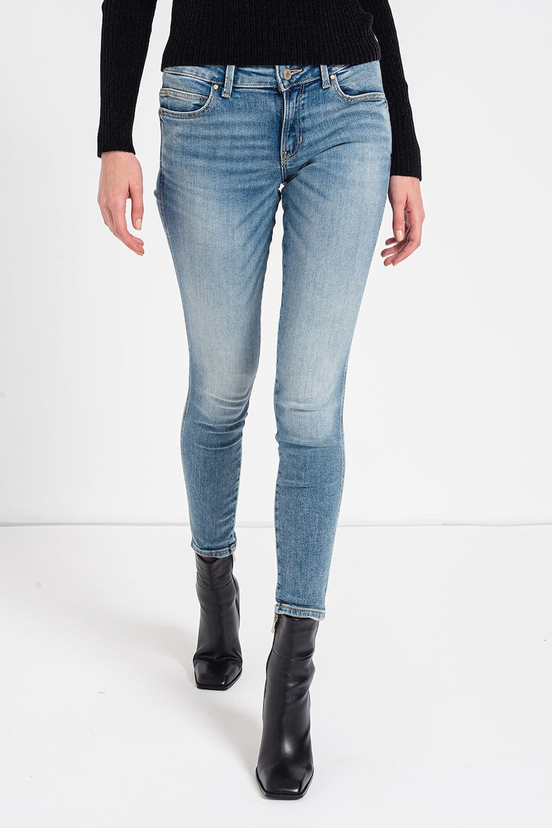 GUESS JEANS Прилепнали дънки над глезена - Pepit.bg