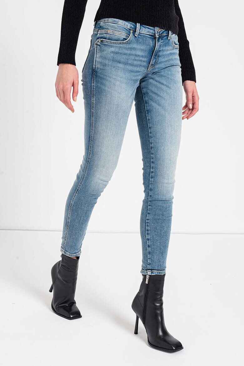 GUESS JEANS Прилепнали дънки над глезена - Pepit.bg