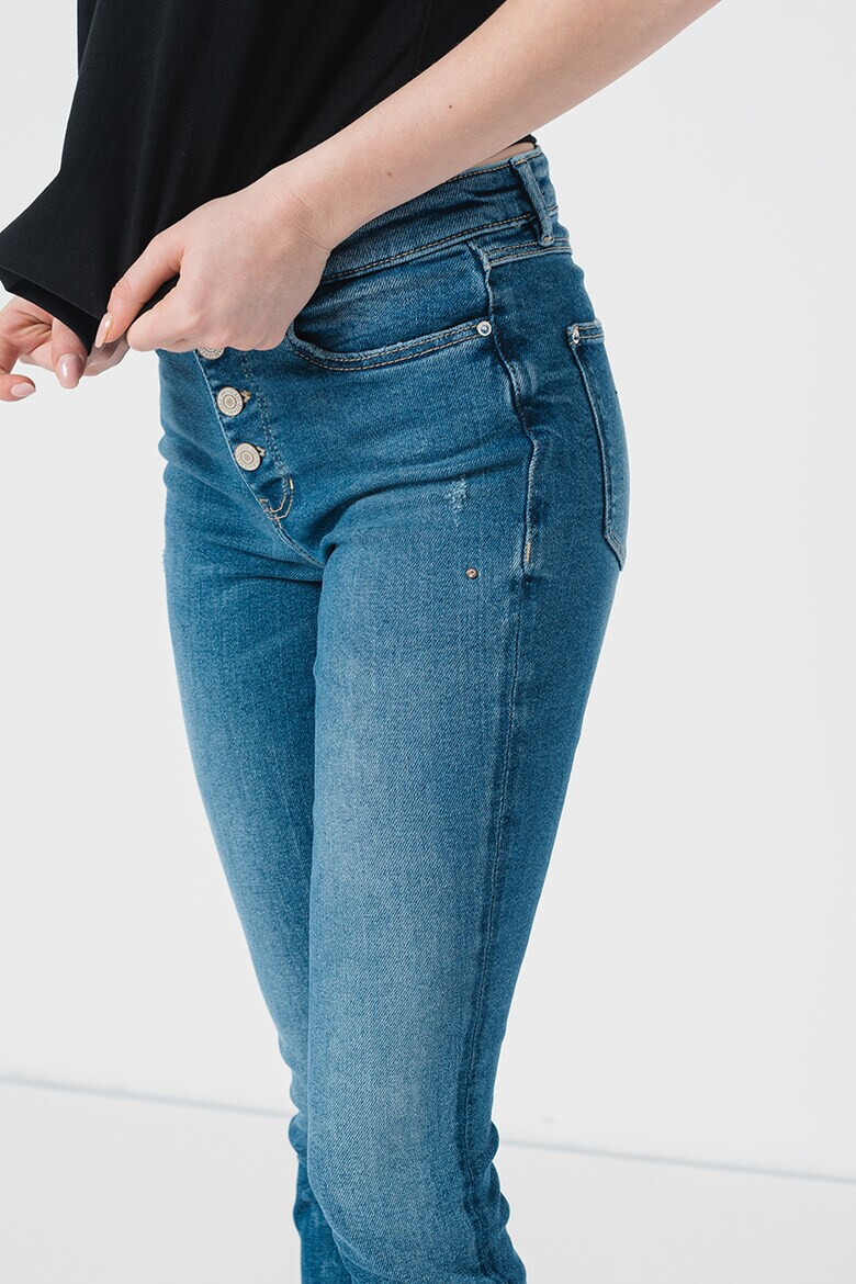 GUESS JEANS Прилепнали дънки 1981 с протрити зони - Pepit.bg