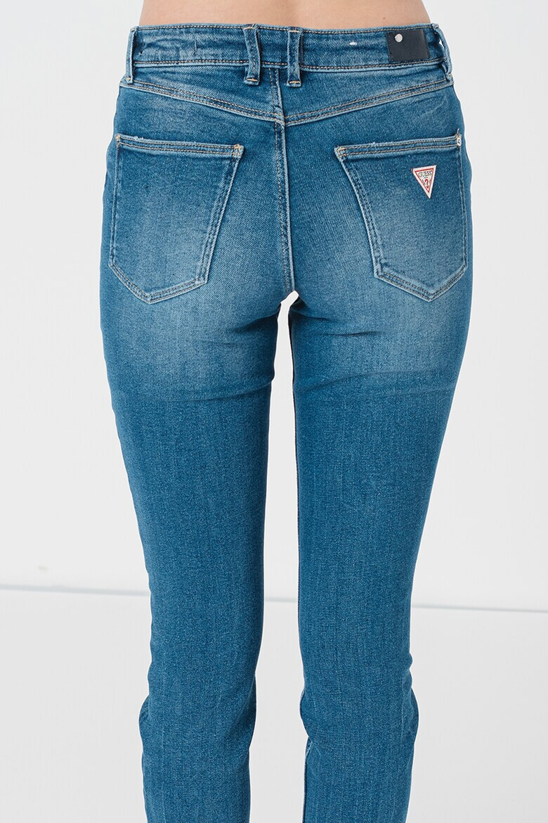 GUESS JEANS Прилепнали дънки 1981 с протрити зони - Pepit.bg