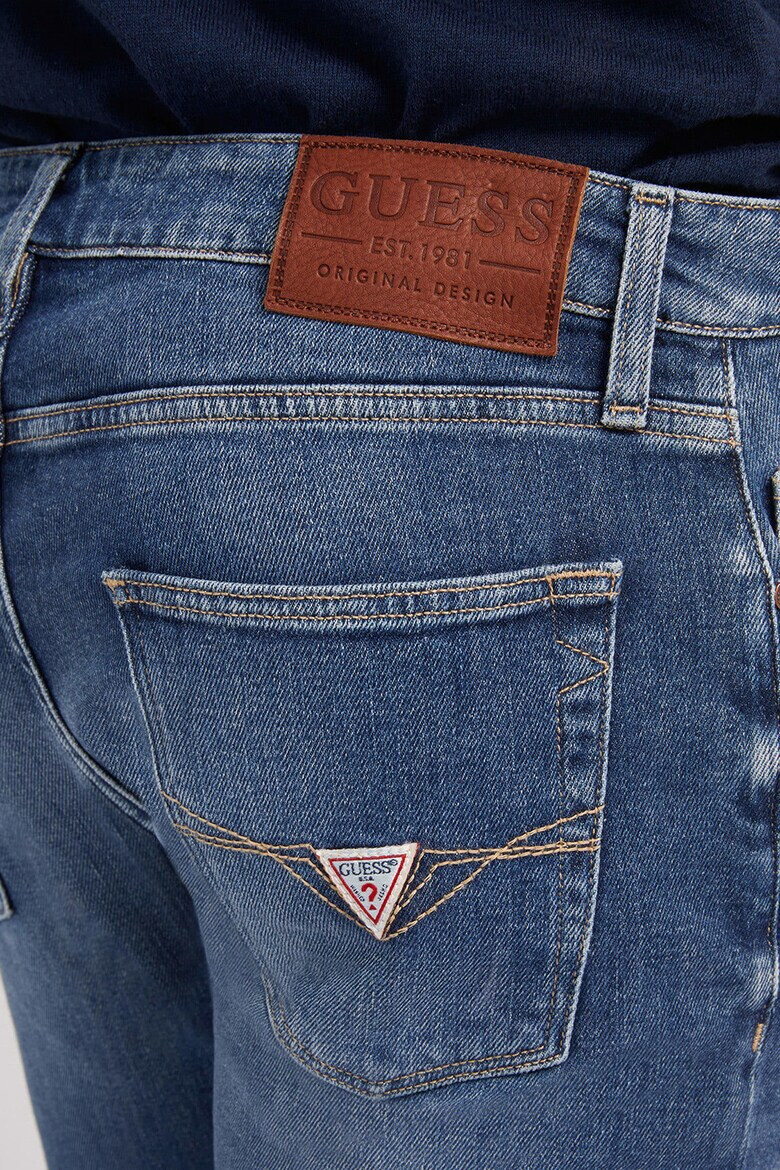 GUESS JEANS Прилепнали дънки Chris със захабен ефект - Pepit.bg