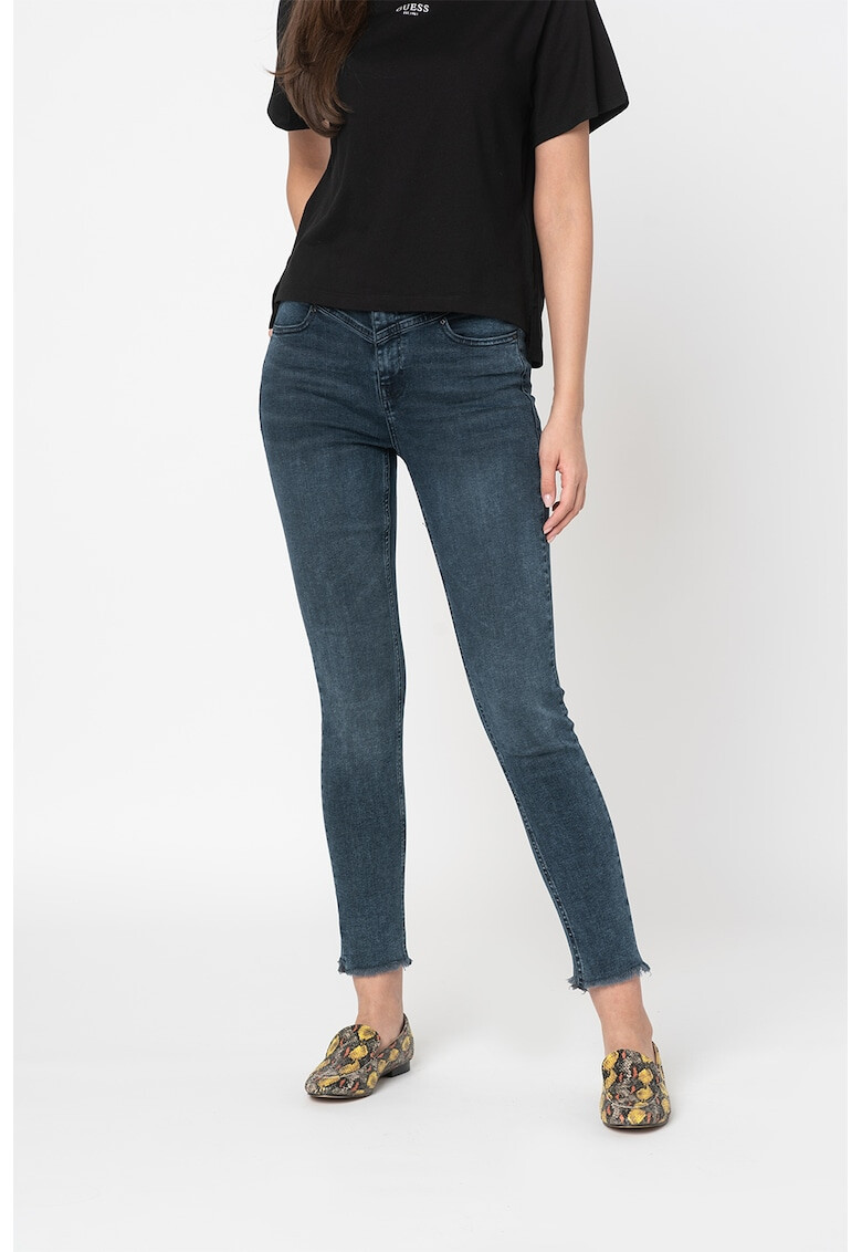 GUESS JEANS Силно прилепнали дънки над глезена - Pepit.bg