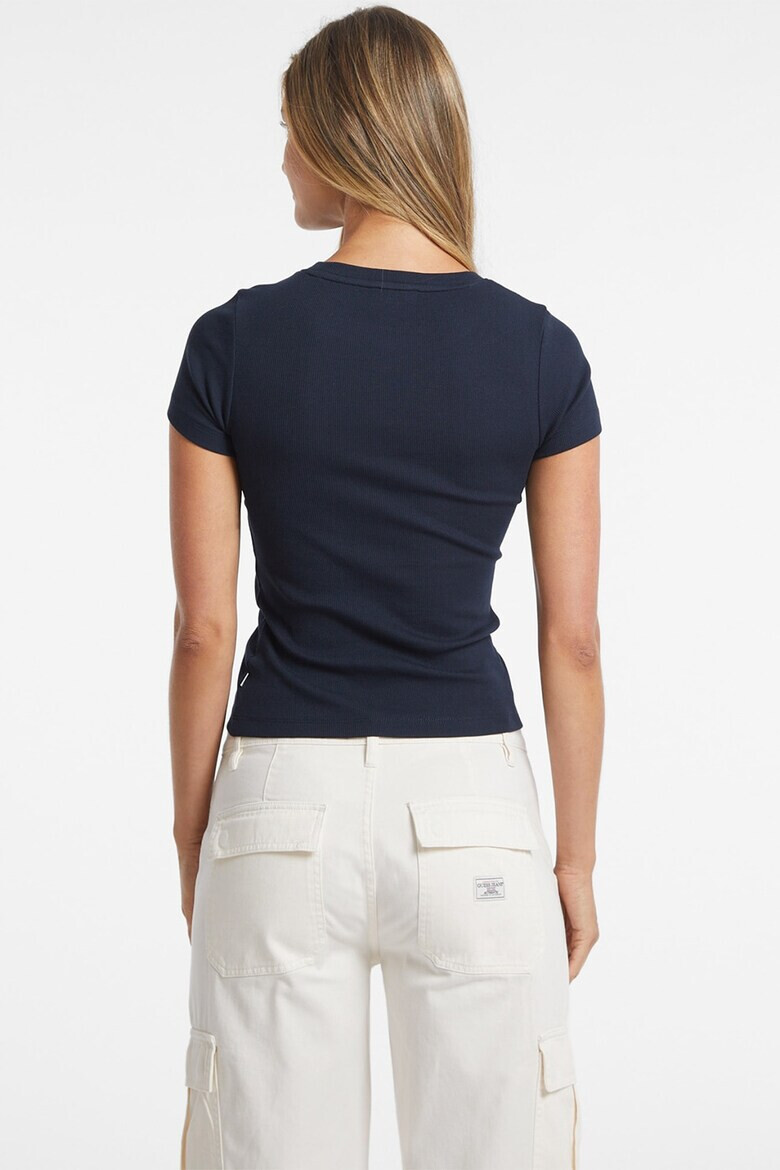 GUESS JEANS Слим тениска - Pepit.bg