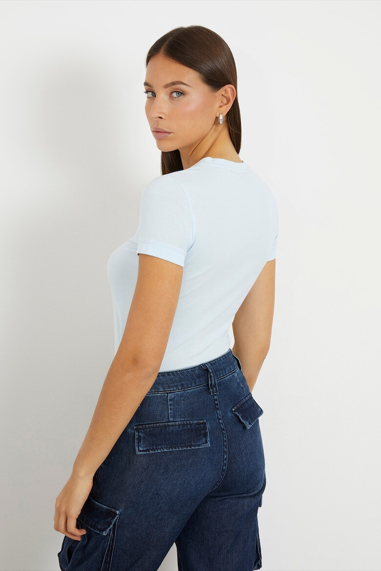GUESS JEANS Тениска слим с лого - Pepit.bg