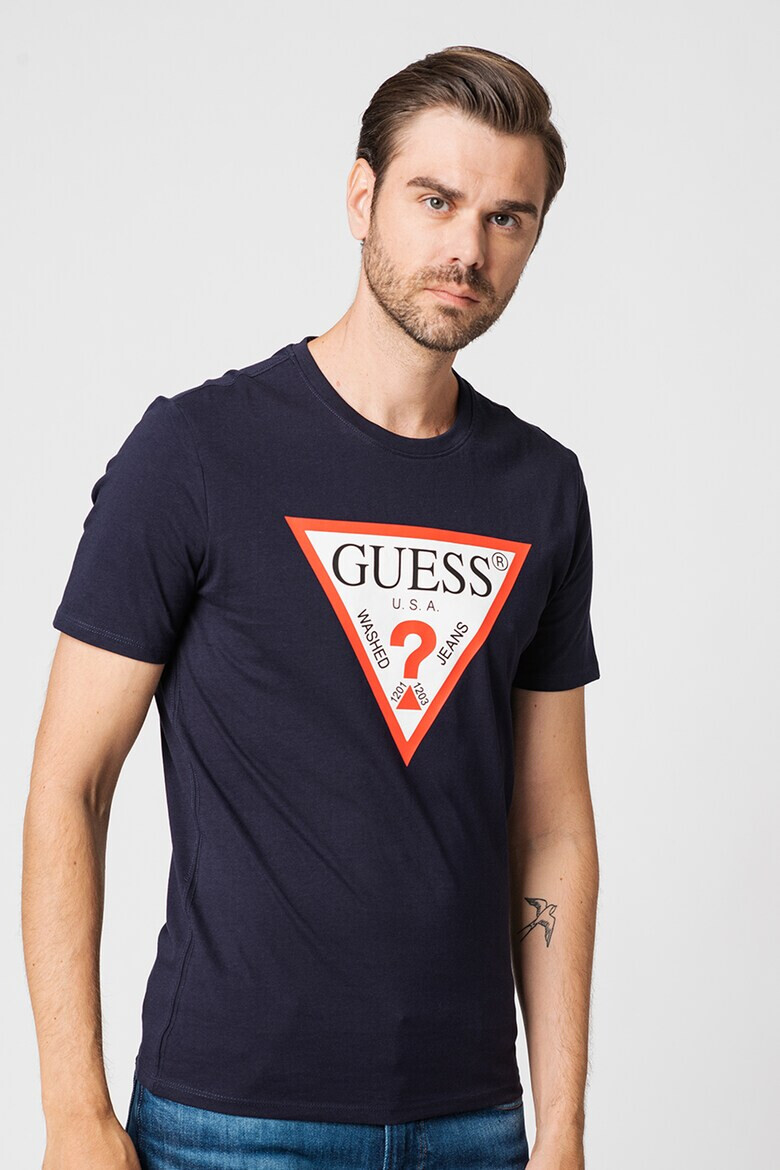 GUESS JEANS Вталена тениска с триъгълно лого - Pepit.bg