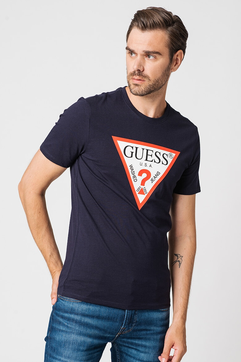 GUESS JEANS Вталена тениска с триъгълно лого - Pepit.bg