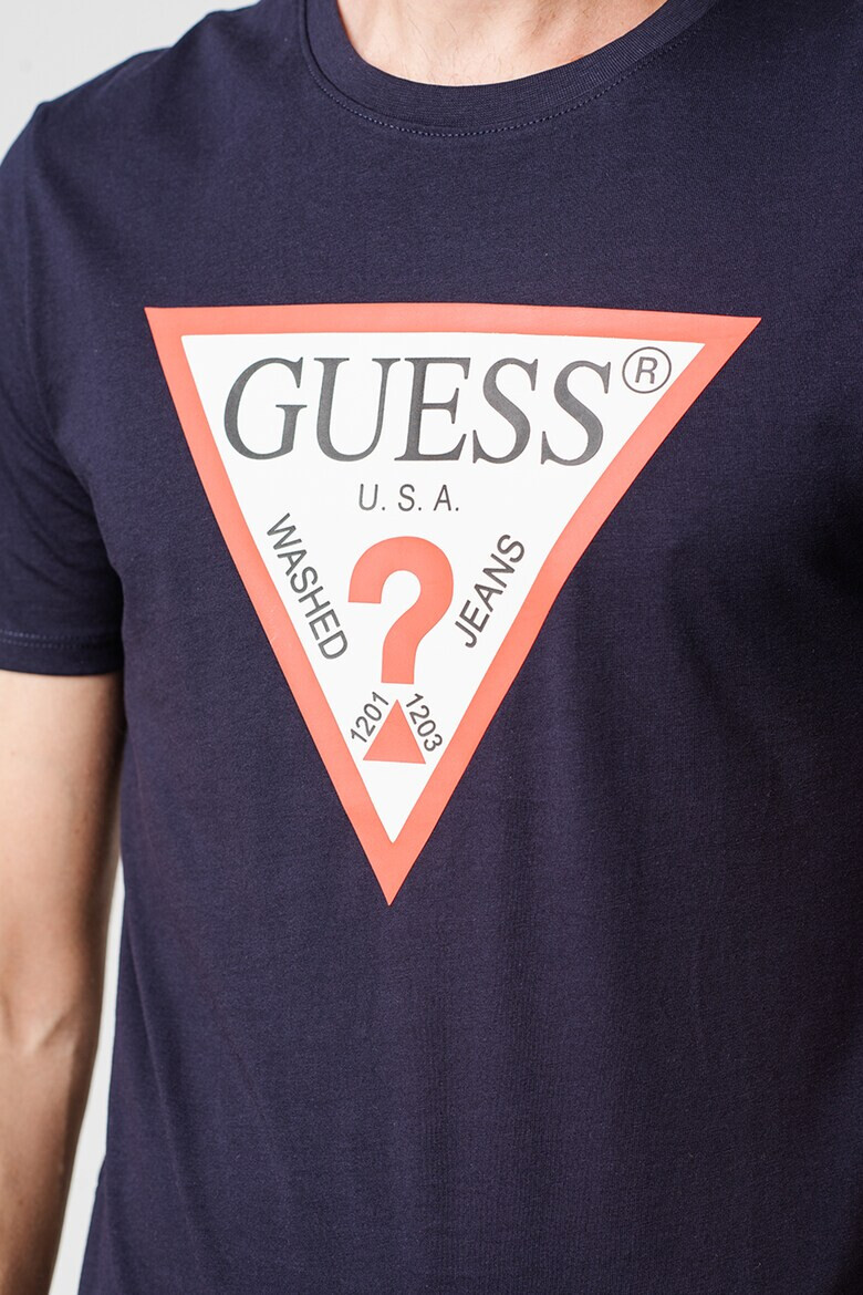 GUESS JEANS Вталена тениска с триъгълно лого - Pepit.bg