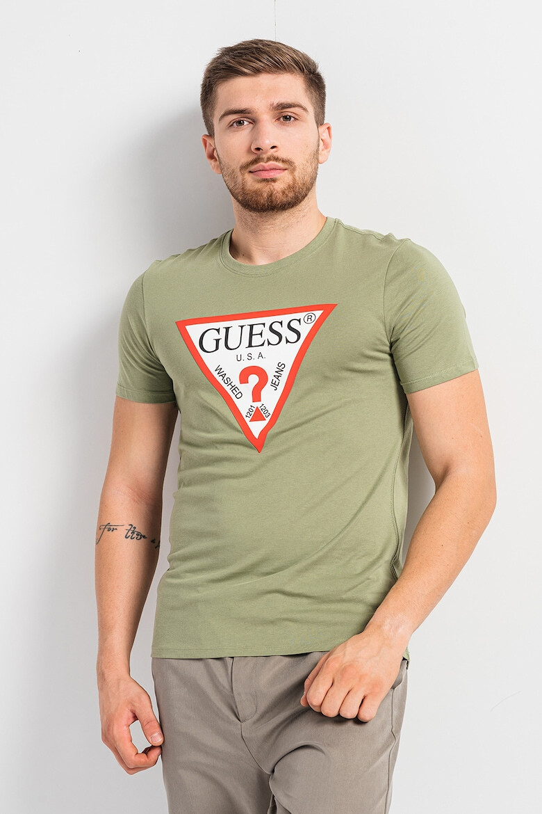 GUESS JEANS Вталена тениска с триъгълно лого - Pepit.bg