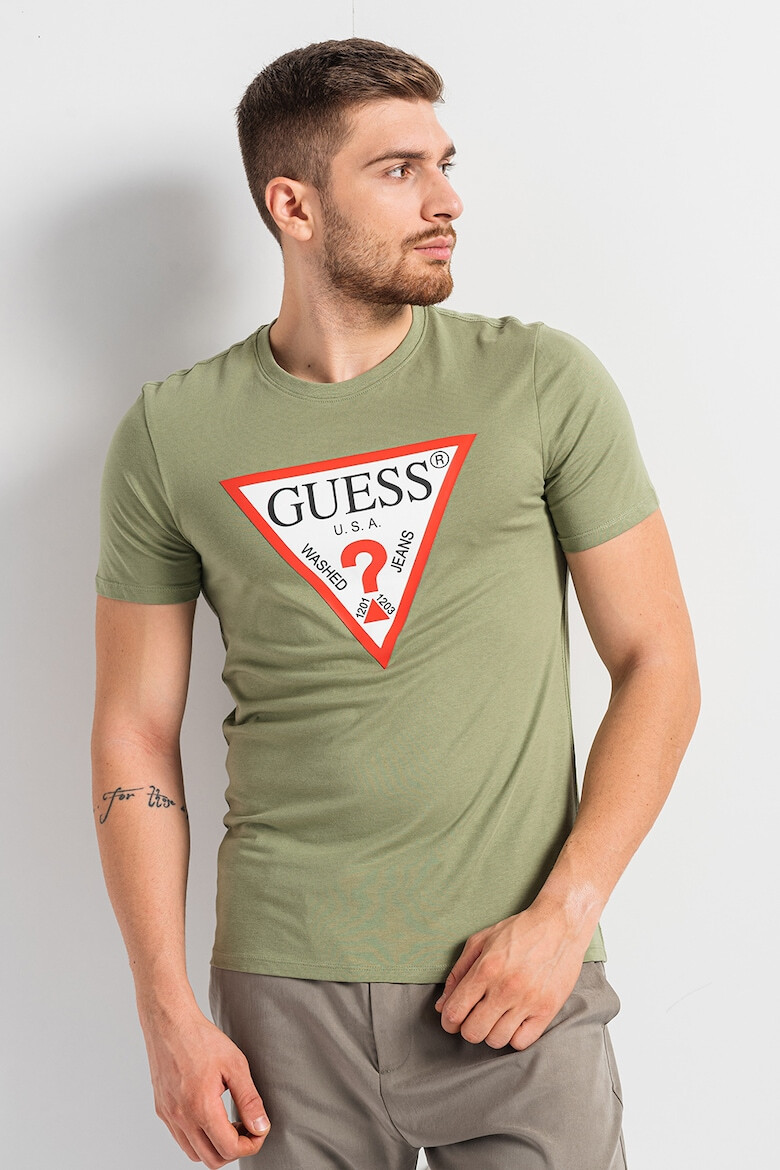 GUESS JEANS Вталена тениска с триъгълно лого - Pepit.bg