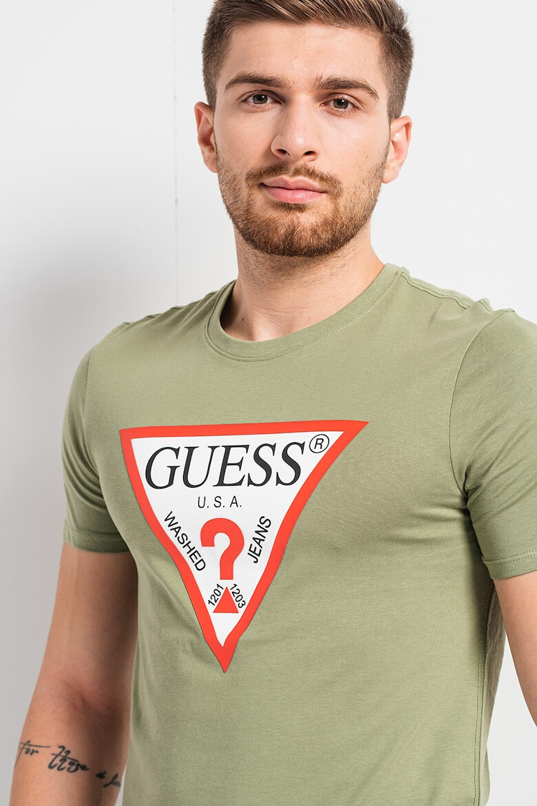 GUESS JEANS Вталена тениска с триъгълно лого - Pepit.bg