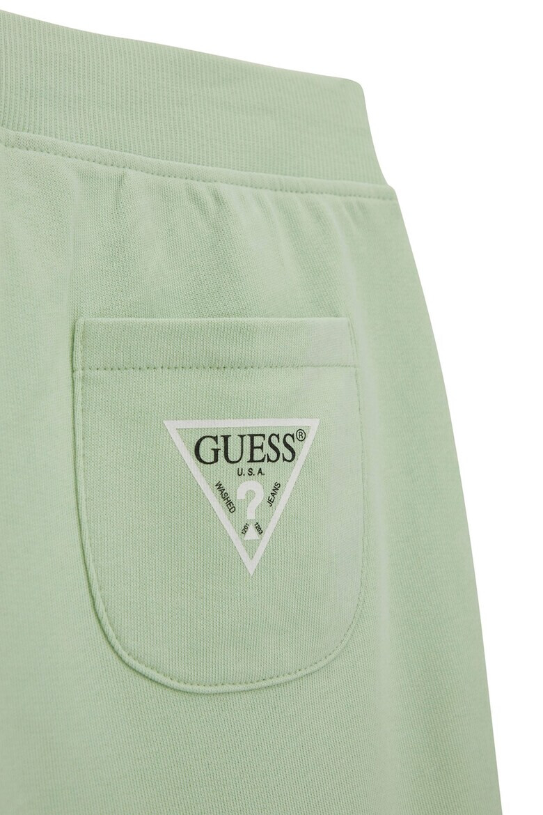 GUESS KIDS Къс памучен спортен панталон с джобове - Pepit.bg