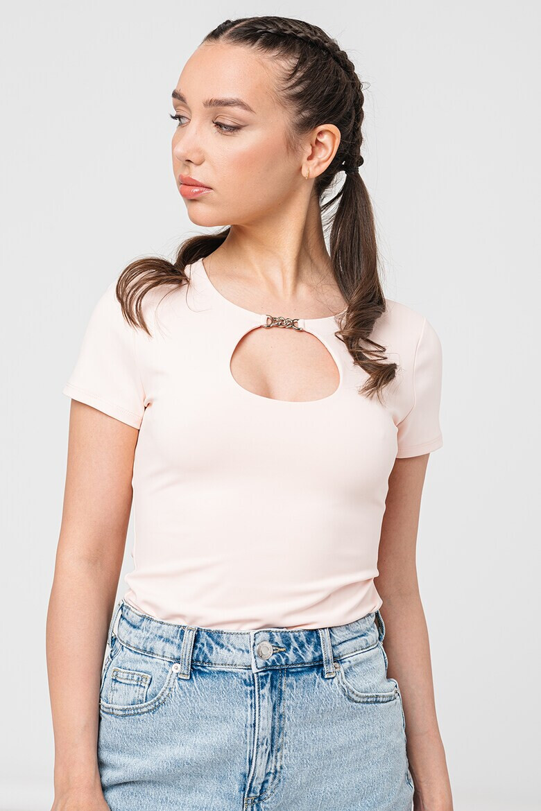 GUESS Слим тениска с отвор - Pepit.bg