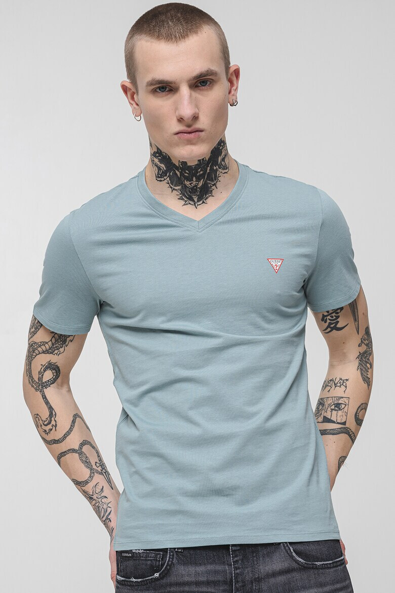 GUESS Слим тениска с шпиц - Pepit.bg