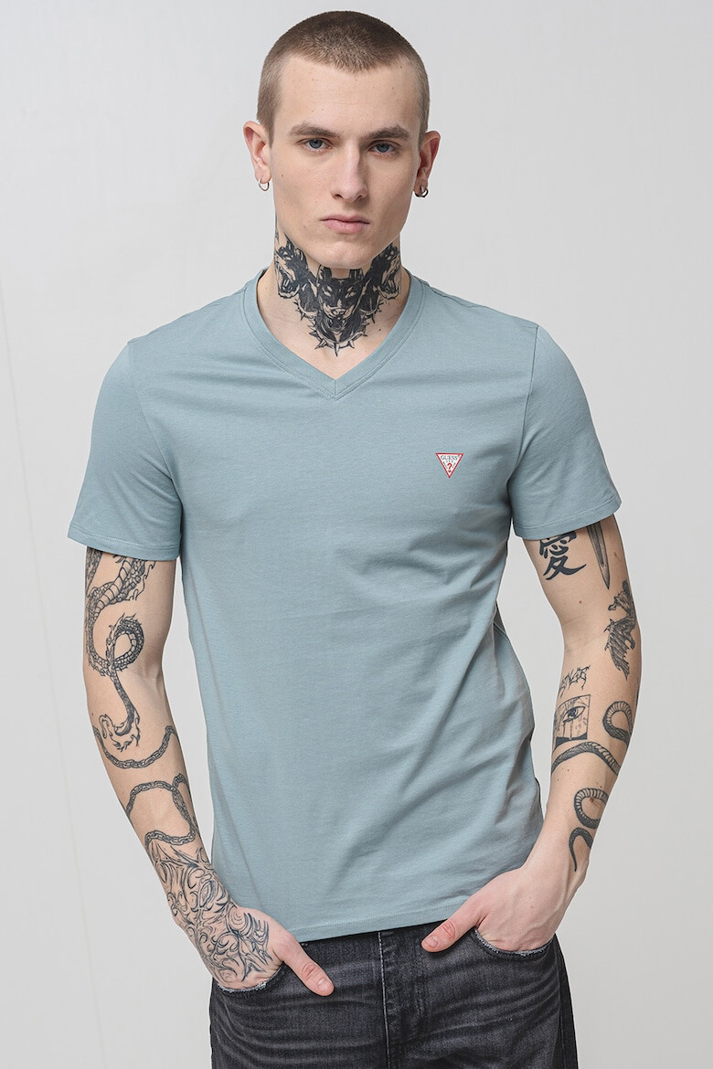GUESS Слим тениска с шпиц - Pepit.bg