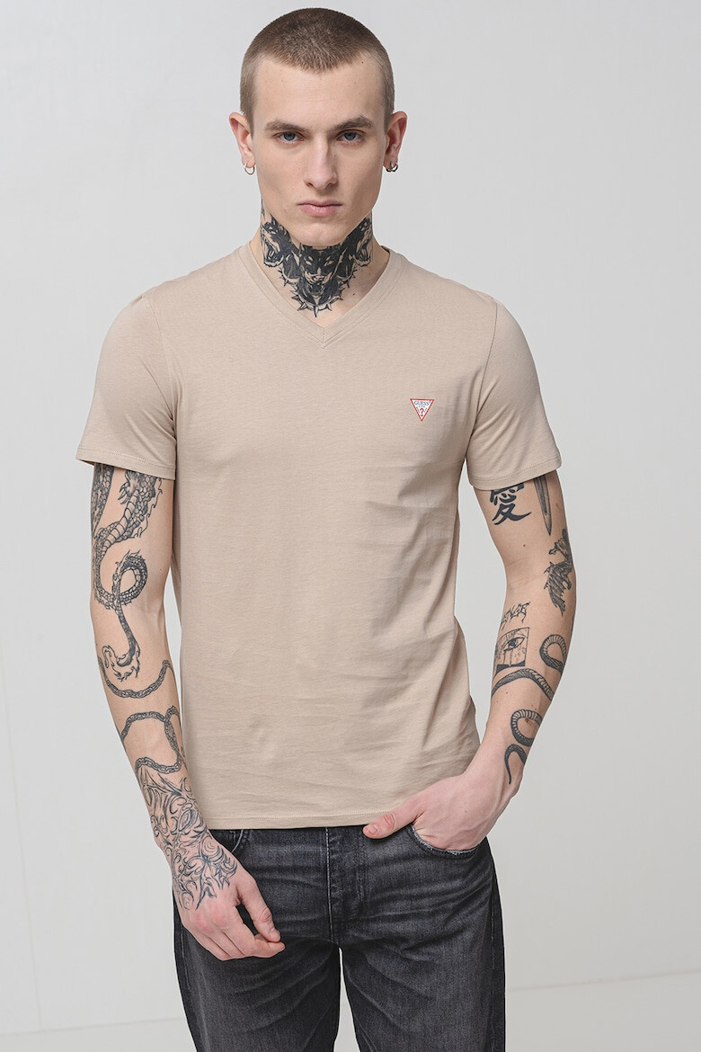GUESS Слим тениска с шпиц - Pepit.bg