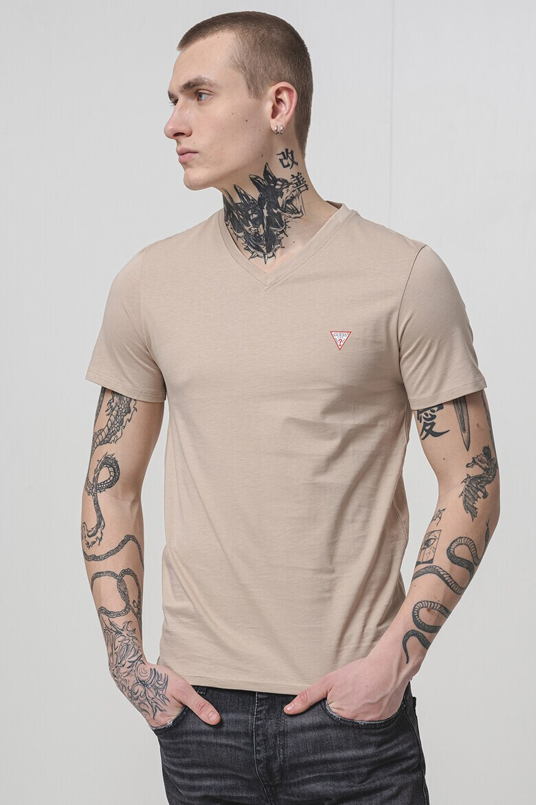 GUESS Слим тениска с шпиц - Pepit.bg