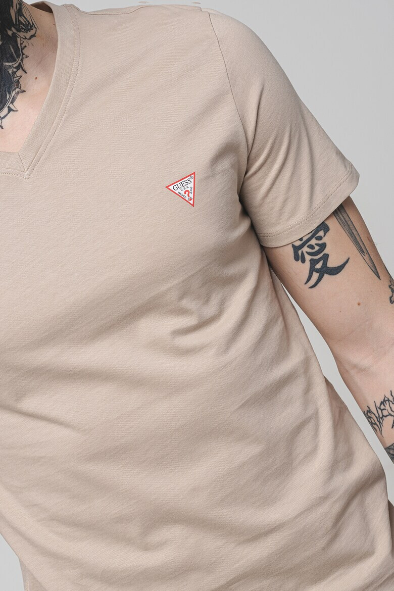 GUESS Слим тениска с шпиц - Pepit.bg