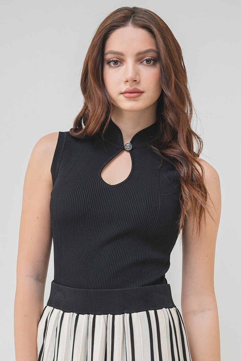 GUESS Рипсен топ с отвор - Черен - Pepit.bg