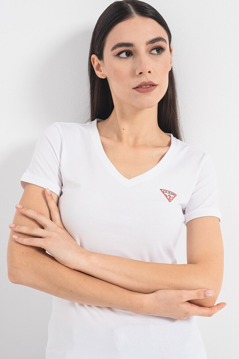 GUESS Тениска слим с шпиц - Pepit.bg