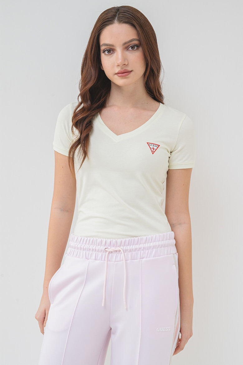 GUESS Тениска слим с шпиц - Pepit.bg