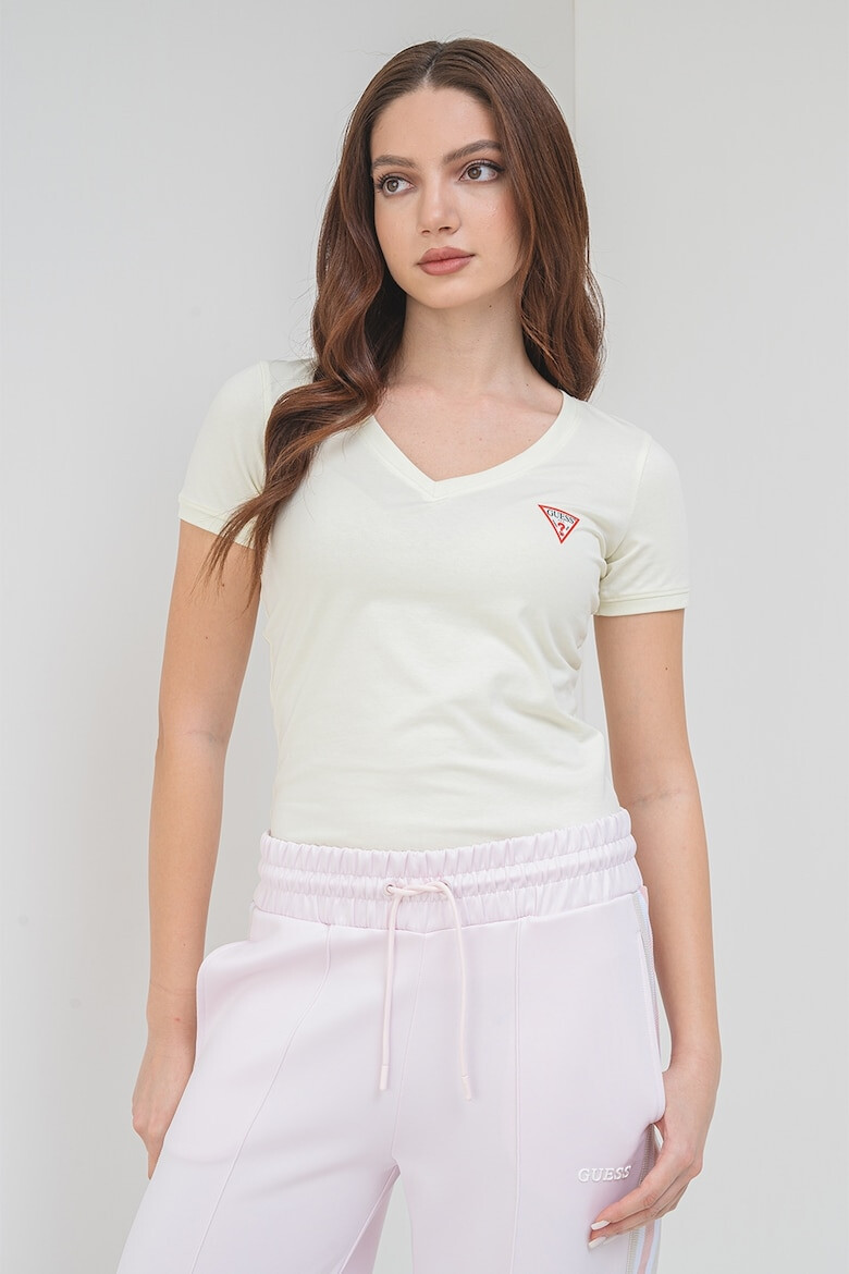 GUESS Тениска слим с шпиц - Pepit.bg