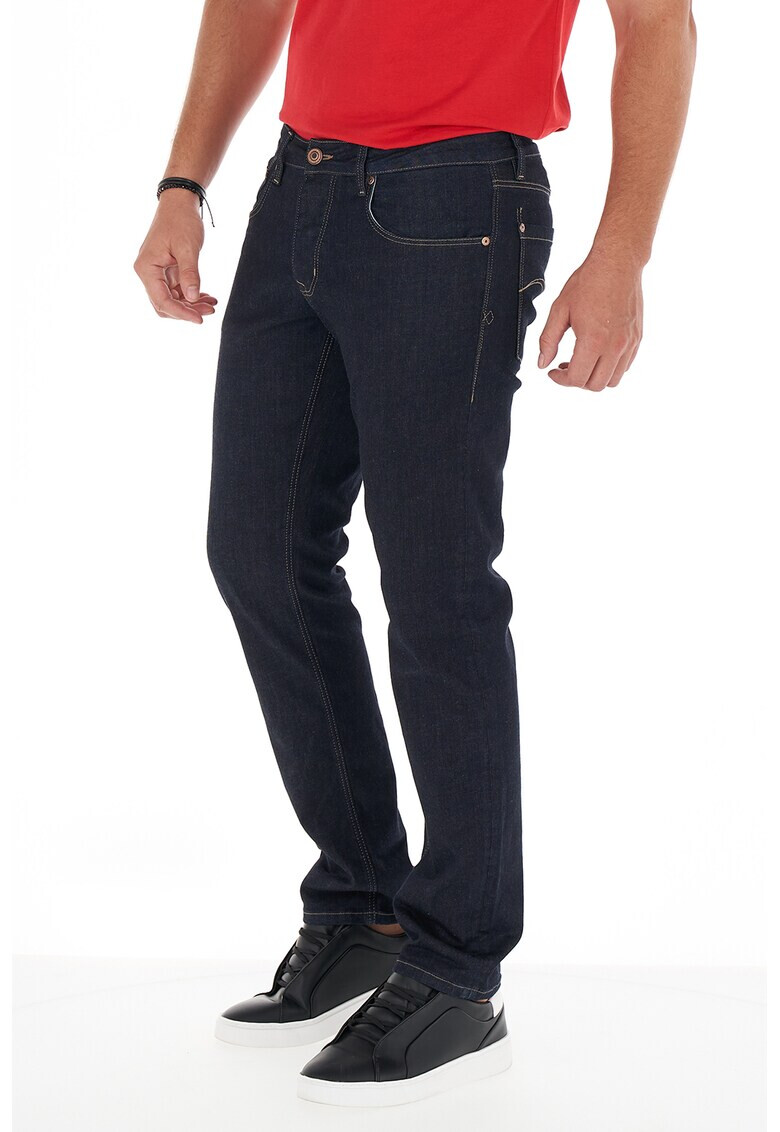 Lee Cooper Прави дънки с контрастни шевове - Pepit.bg