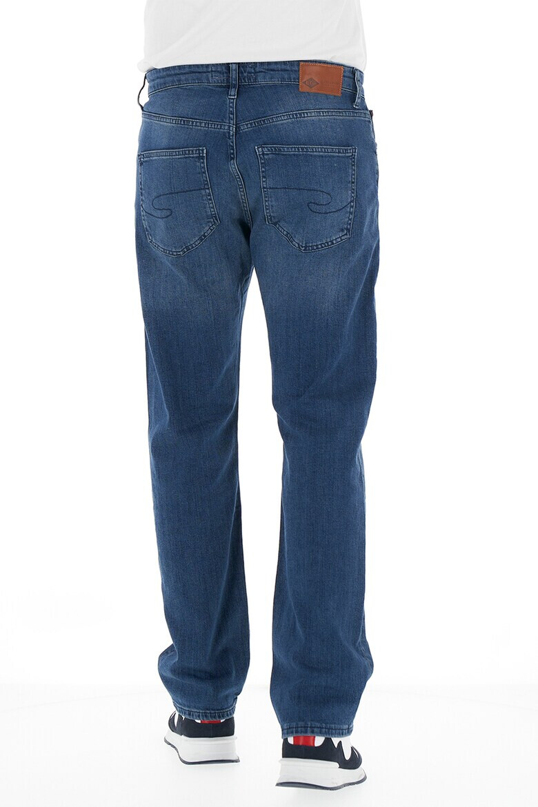 Lee Cooper Прави дънки със захабен ефект - Pepit.bg